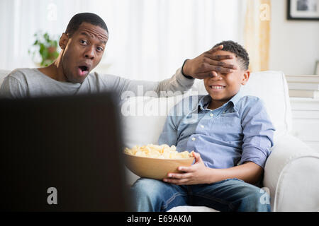 Vater und Sohn vor dem Fernseher auf sofa Stockfoto