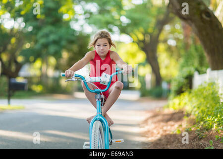 Kaukasische Mädchen Reiten Fahrrad auf Straße Stockfoto