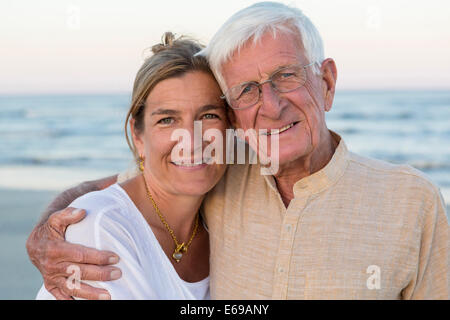 Kaukasische Vater und Tochter lächelnd am Strand Stockfoto