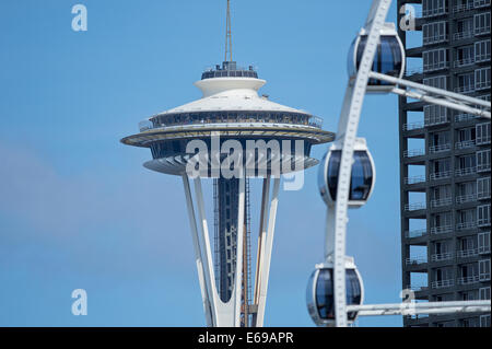 Space Needle mit Blick auf Riesenrad, Seattle, Washington, USA Stockfoto