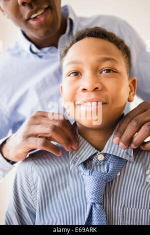 Vater Anpassung Sohn Krawatte Stockfoto