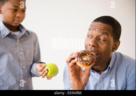 Mit Vater des jungen gesunden snack Stockfoto