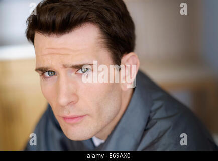 Nahaufnahme von kaukasischen Mann runzelte die Stirn Stockfoto