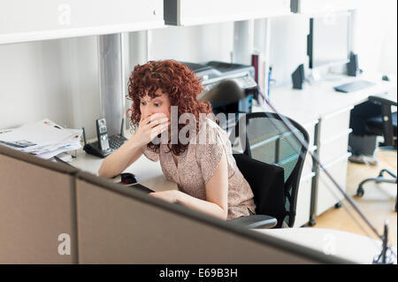 Hispanische Geschäftsfrau, die im Büro arbeiten Stockfoto