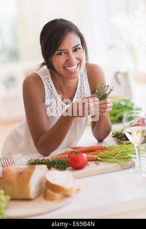 Hispanic Frau in Küche Stockfoto