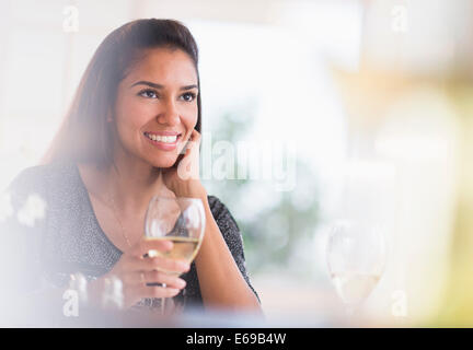 Hispanic Frau mit Glas Wein im restaurant Stockfoto