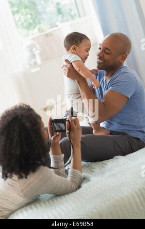 Frau unter Bild von Vater und Kind Stockfoto