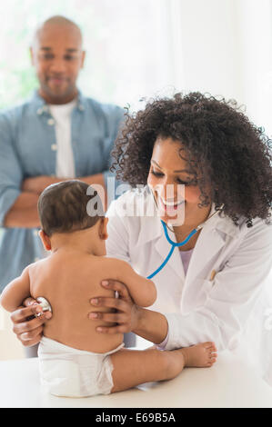 Arzt aufzugeben Baby einen Scheck im Büro Stockfoto