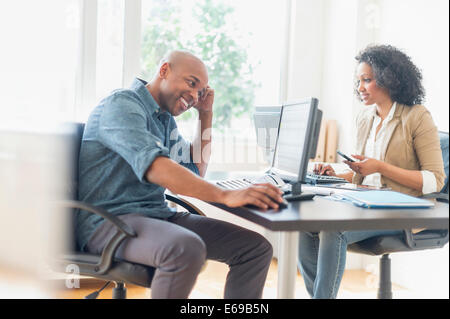 Business Leute, die im Büro Stockfoto