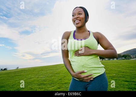 Schwangere Frau Lachen im park Stockfoto