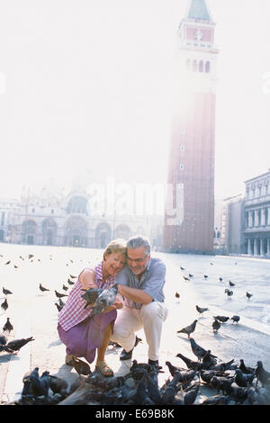 Älteres Paar Tauben füttern, in den Markusplatz, Venedig, Veneto, Italien Stockfoto