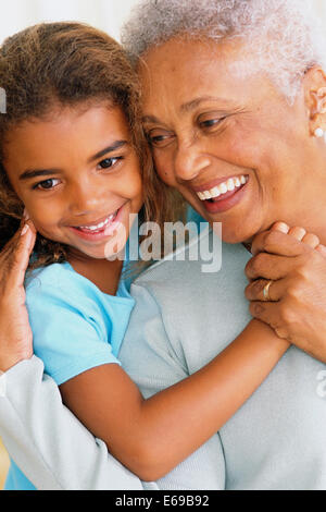 Ältere Frau und Enkelin Nasen berühren Stockfoto