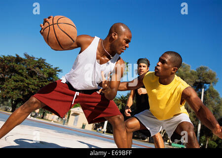 Männer Basketball im Freien spielen Stockfoto