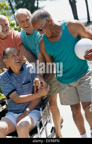 Senioren Herren entspannen im freien Stockfoto