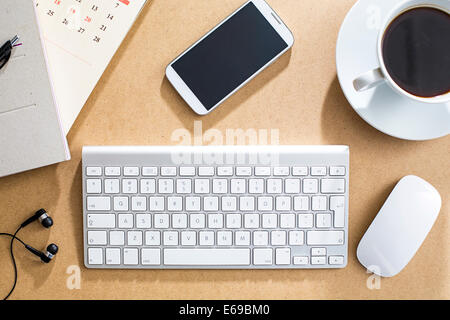 Kabellose Tastatur, Maus und Handy auf Tisch Stockfoto