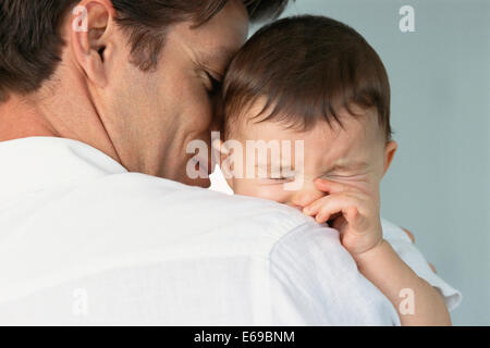 Vater tröstlich schreiendes baby Stockfoto