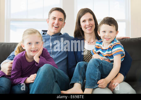 Kaukasische Familie entspannend auf sofa Stockfoto