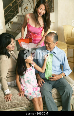 Familie gemeinsam im Wohnzimmer entspannen Stockfoto