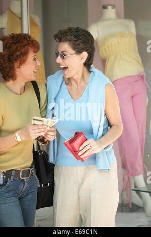 Frauen in Führungspositionen zusammen im Store einkaufen Stockfoto