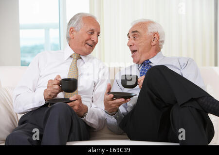 Leitende Geschäftsleute Kaffeetrinken auf sofa Stockfoto