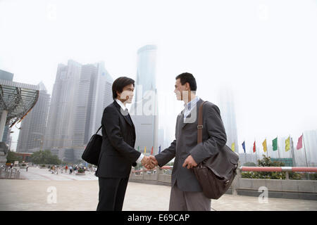 Chinesische Geschäftsleute Händeschütteln, Shanghai, China Stockfoto