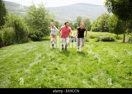 Familie zusammen im Garten spazieren Stockfoto