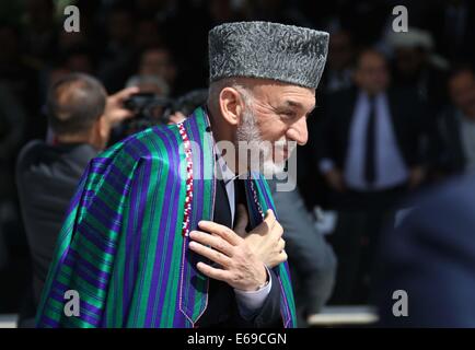 Kabul, Afghanistan. 19. August 2014. Afghanischen Präsidenten Hamid Karzai besucht die Feier des afghanischen Unabhängigkeitstag in Kabul, Afghanistan, 19. August 2014. Afghanistan war der 95. Jahrestag ihrer Unabhängigkeit von der britischen Besatzung am Dienstag. Bildnachweis: Ahmad Massud/Xinhua/Alamy Live-Nachrichten Stockfoto