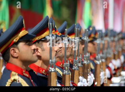 Kabul, Afghanistan. 19. August 2014. Afghanische Ehren Wachen Stand während der Feier des afghanischen Unabhängigkeitstag in Kabul, Afghanistan, 19. August 2014. Afghanistan war der 95. Jahrestag ihrer Unabhängigkeit von der britischen Besatzung am Dienstag. Bildnachweis: Ahmad Massud/Xinhua/Alamy Live-Nachrichten Stockfoto