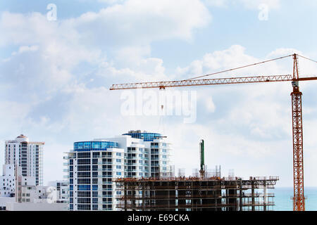 Erstreckt sich über städtische Baustelle Kran Stockfoto
