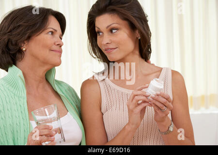 Hispanic Frau geben Mutter Medizin Stockfoto