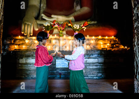 Asiatische Mädchen Kerzen im buddhistischen Tempel Stockfoto