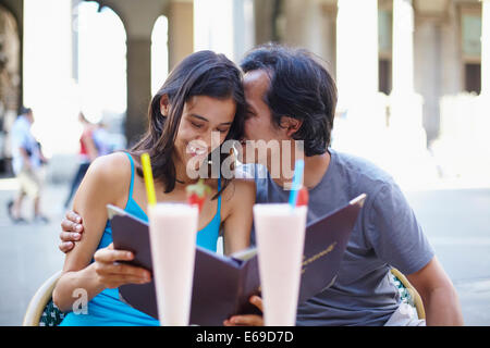 Paar-Lesung-Menü im Straßencafé Stockfoto