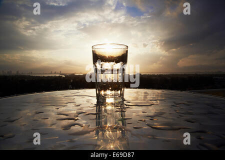 Leeres Glas auf nassen Tisch im freien Stockfoto
