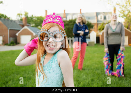 Kaukasische Mädchen Dress im Park spielen Stockfoto