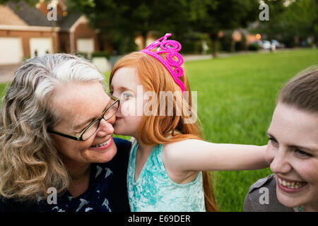 Drei Generationen der kaukasischen Frauen sitzen im park Stockfoto