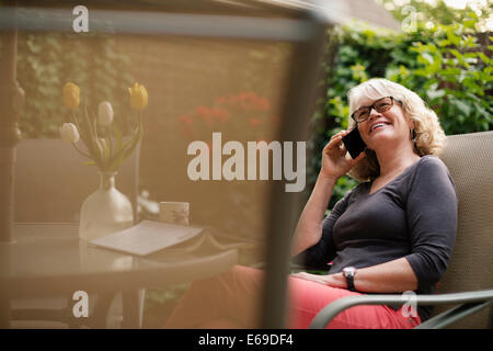 Kaukasische Frau am Handy im freien Stockfoto