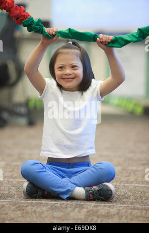 Gemischte Rassen Down Syndrom Mädchen spielen mit Seil Stockfoto