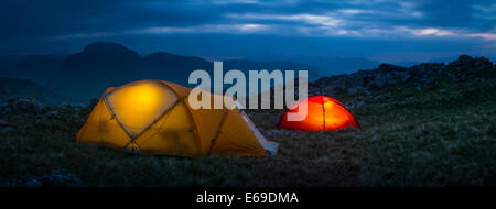 Camp Zelte in ländlichen Felslandschaft, Keswick, Cumbria, Vereinigtes Königreich Stockfoto