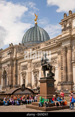 Schülerinnen und Schüler bei Gottfried Semper Denkmals und der Akademie der bildenden Künste in Dresden, Sachsen, Deutschland, Europa Stockfoto