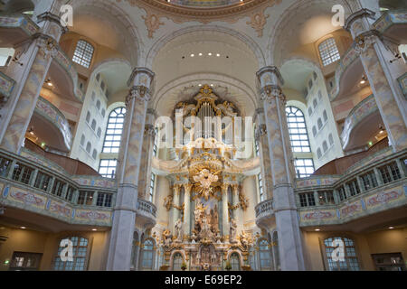 Innenansicht mit Altar der Kirche Frauenkirche oder der Frauenkirche in Dresden, Sachsen, Deutschland, Europa Stockfoto