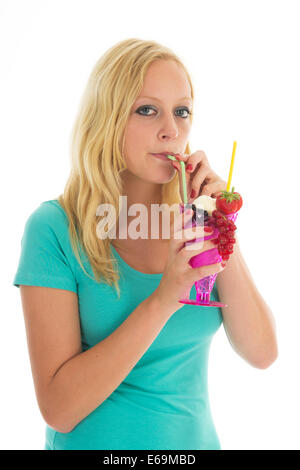 Blonde Frau essen Eis mit frischen Früchten isoliert auf weißem Hintergrund Stockfoto