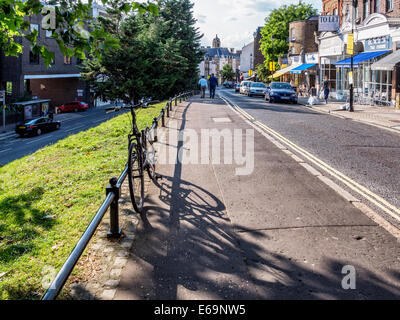 Richmond, Surrey - Geschäfte auf Hügel steigen, Richmond upon Thames, Surrey, London, UK Stockfoto