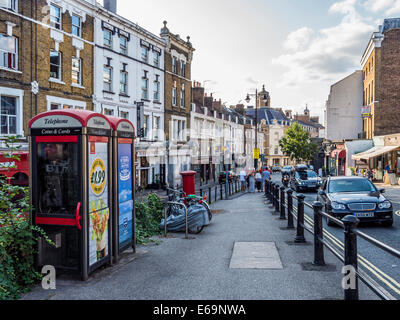 BridgeRichmond, Surrey - Geschäfte und Telefonzellen in Hill Rise, Richmond upon Thames, Surrey, London, Großbritannien Stockfoto