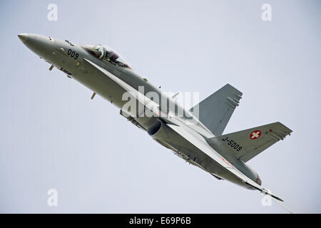 Schweizer Luftwaffe F/A - 18C Hornet am Royal International Air Tattoo 2014 Stockfoto