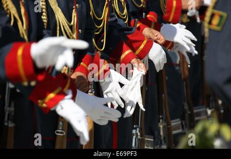 Kabul, Afghanistan. 19. August 2014. Afghanische Ehrengarde passen Sie ihre Handschuhe vor der Independence Day Feier in Kabul, Afghanistan, am 19. August 2014. Afghanistan war der 95. Jahrestag ihrer Unabhängigkeit von der britischen Besatzung am Dienstag. Bildnachweis: Ahmad Massud/Xinhua/Alamy Live-Nachrichten Stockfoto