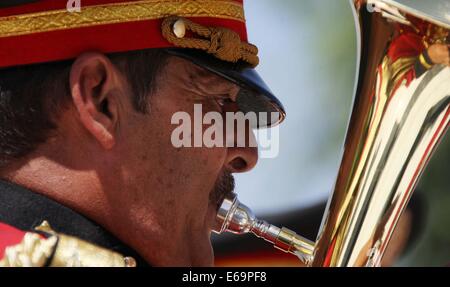 Kabul, Afghanistan. 19. August 2014. Mitglied der afghanischen Ehrengarde bereitet vor der Independence Day Feier in Kabul, Afghanistan, am 19. August 2014. Afghanistan war der 95. Jahrestag ihrer Unabhängigkeit von der britischen Besatzung am Dienstag. Bildnachweis: Ahmad Massud/Xinhua/Alamy Live-Nachrichten Stockfoto