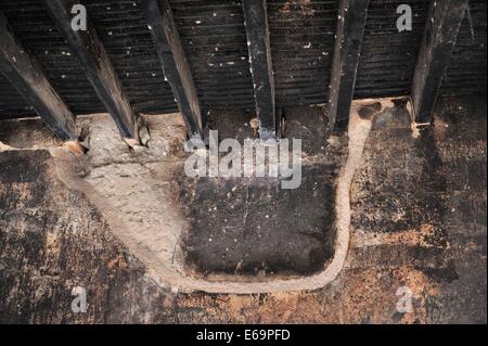 (140819)--GYANGZE, 19. August 2014 (Xinhua)--dieses Foto, aufgenommen am 14. August 2014 zeigt eine Mauer, die während der britischen Invasion des Schlosses Zongshan in Gyangze County in Shigaze, Südwest-China Tibet autonome Region zusammengebrochen. Gyangze der Zongshan Burg, ein Berggipfel, gehörte zu den wichtigsten Schlachtfelder während der britischen Invasion Tibets von Dezember 1903 bis September 1904. Etwa 5.000 verteidigenden Soldaten stationiert in der Burg für drei Tage gegen die britischen Truppen gekämpft aber es versäumt, den Angriff zu widerstehen, die am 6. Juli 1906 begann. Nicht bereit, aufzugeben, die hell- Stockfoto