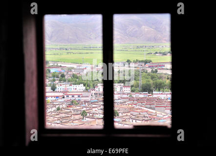 (140819)--GYANGZE, 19. August 2014 (Xinhua)--dieses Foto, aufgenommen am 14. August 2014 aus einem Fenster neben eine Gefängniszelle im Inneren des Schlosses Zongshan zeigt der Kernstadt Gyangze County in Shigaze, Südwest-China Tibet autonome Region. Gyangze der Zongshan Burg, ein Berggipfel, gehörte zu den wichtigsten Schlachtfelder während der britischen Invasion Tibets von Dezember 1903 bis September 1904. Etwa 5.000 verteidigenden Soldaten stationiert in der Burg für drei Tage gegen die britischen Truppen gekämpft aber es versäumt, den Angriff zu widerstehen, die am 6. Juli 1906 begann. Nicht bereit, aufzugeben, re Stockfoto