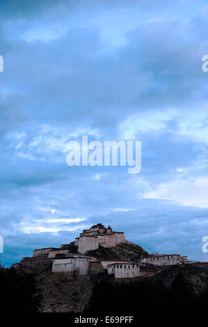 (140819)--GYANGZE, 19. August 2014 (Xinhua)--Foto am 16. August 2014 zeigt die Zongshan Burg in Gyangze County in Shigaze, Südwest-China Tibet autonome Region. Gyangze der Zongshan Burg, ein Berggipfel, gehörte zu den wichtigsten Schlachtfelder während der britischen Invasion Tibets von Dezember 1903 bis September 1904. Etwa 5.000 verteidigenden Soldaten stationiert in der Burg für drei Tage gegen die britischen Truppen gekämpft aber es versäumt, den Angriff zu widerstehen, die am 6. Juli 1906 begann. Nicht bereit, aufzugeben, wählten die verbliebenen Soldaten zu den Zongshan Berg springen. Heute, Stockfoto