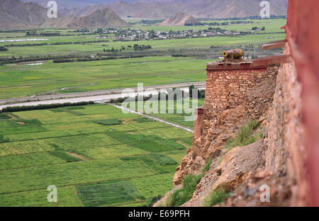 (140819)--GYANGZE, 19. August 2014 (Xinhua)--dieses Foto, aufgenommen am 14. August 2014 zeigt eine Kanone Festung des Schlosses Zongshan in Gyangze County in Shigaze, Südwest-China Tibet autonome Region. Gyangze der Zongshan Burg, ein Berggipfel, gehörte zu den wichtigsten Schlachtfelder während der britischen Invasion Tibets von Dezember 1903 bis September 1904. Etwa 5.000 verteidigenden Soldaten stationiert in der Burg für drei Tage gegen die britischen Truppen gekämpft aber es versäumt, den Angriff zu widerstehen, die am 6. Juli 1906 begann. Nicht bereit, aufzugeben, wählten die verbliebenen Soldaten zu springen die Zon Stockfoto